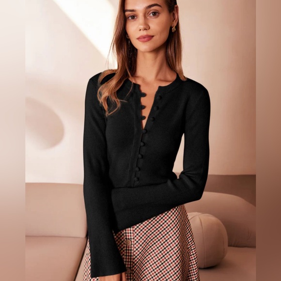 NWT RIHOAS The Black Round Neck Button Up Knit Top Sz M - Picture 1 of 4